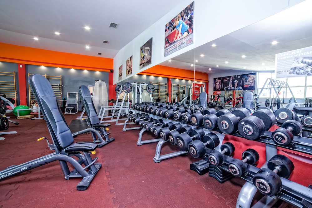 strefa wolnych ciężarów na siłowni