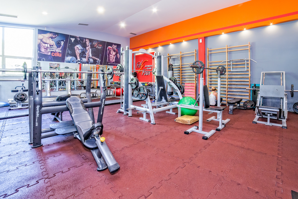 wolne ciężary i ławeczka skośna na siłowni