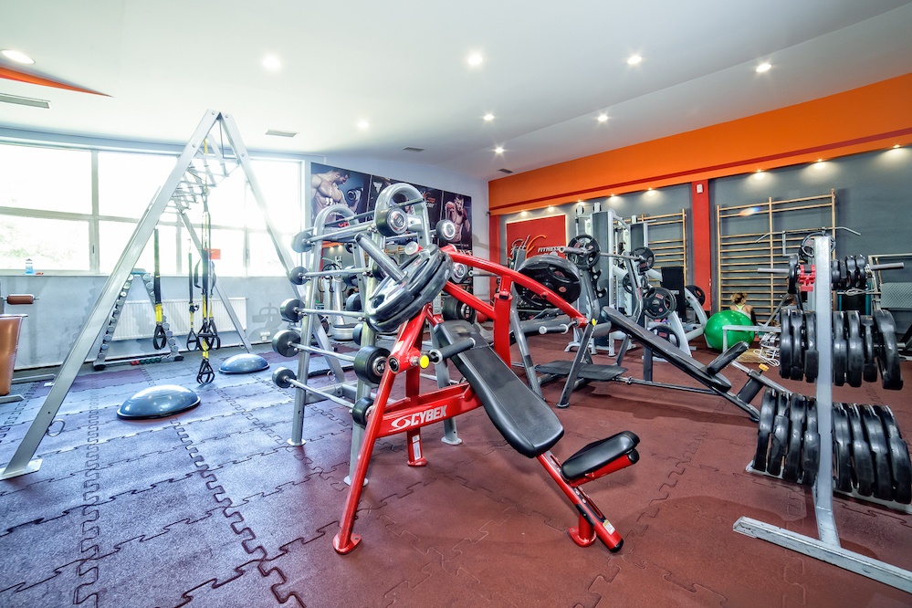 ławeczka skośna na siłowni i strefa cfossfit