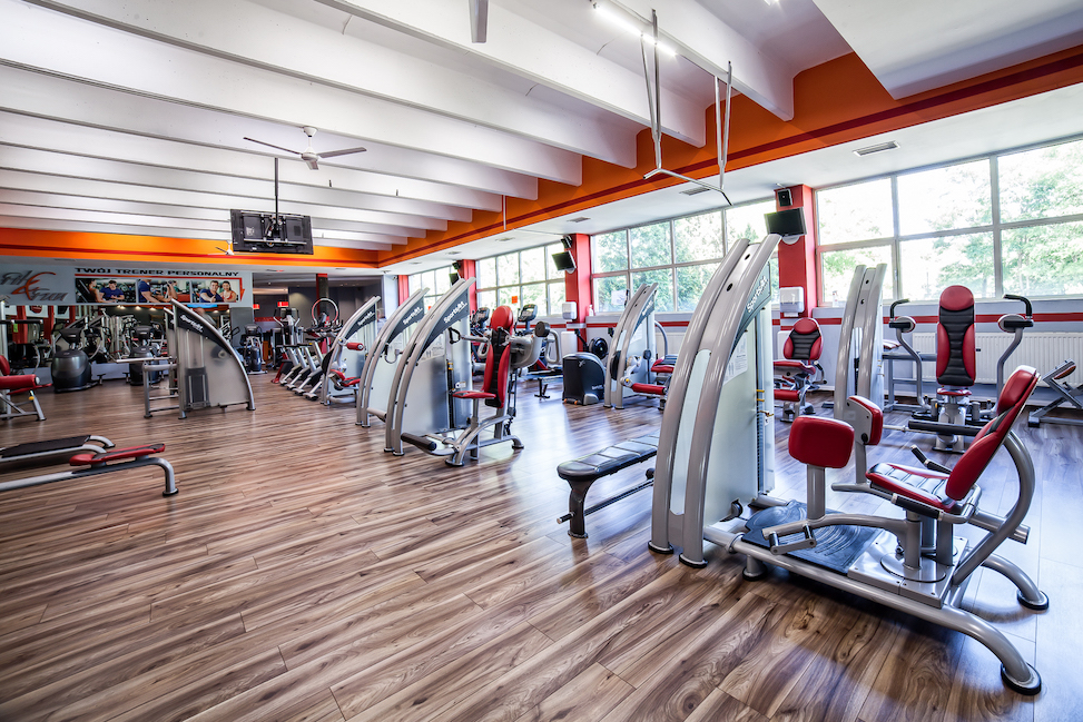 sala ze sprzętem do ćwiczeń siłowych